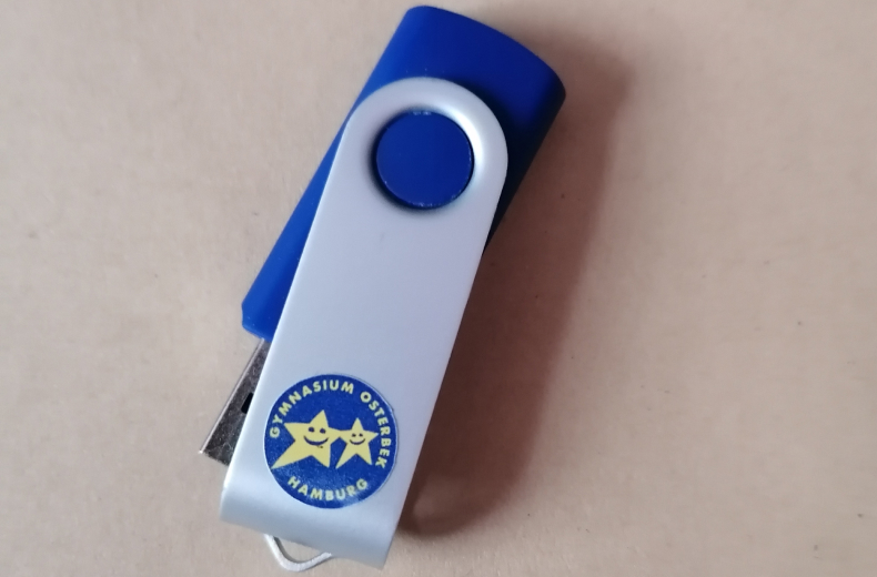 USB-Stick mit Schullogo