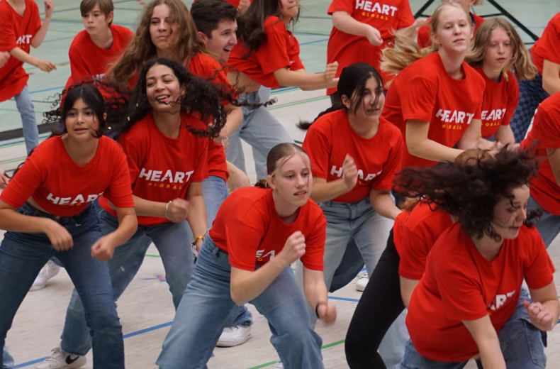 Schüler:innen tanzen bei Heart Global Workshop