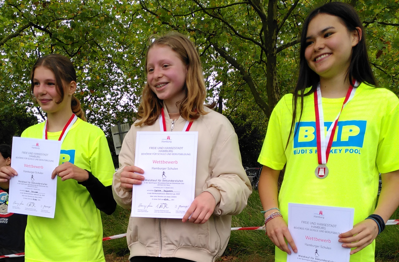 Drei Mädchen auf dem Siegerpodest den Crosslaufs