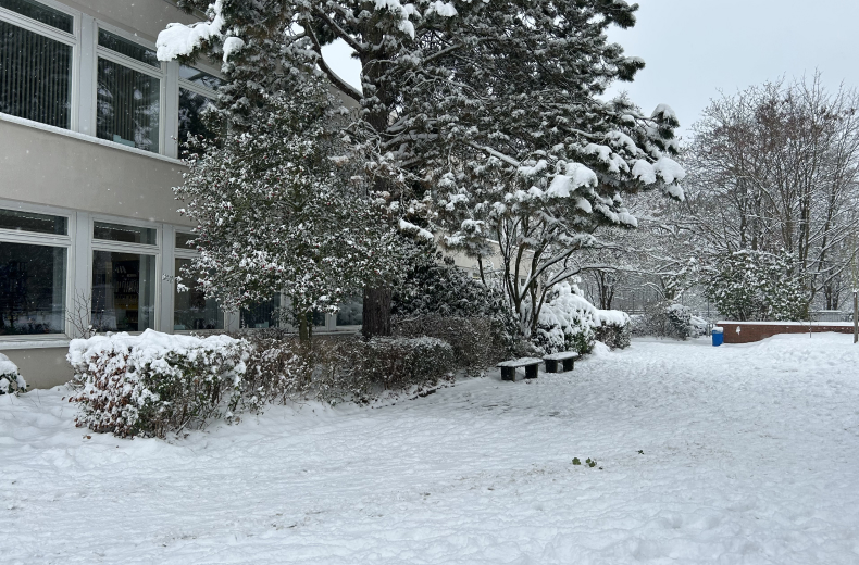 Eingang der Schule im Schnee