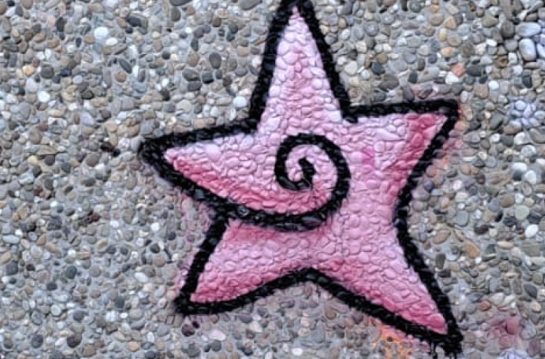 gesprayter Stern auf Wand