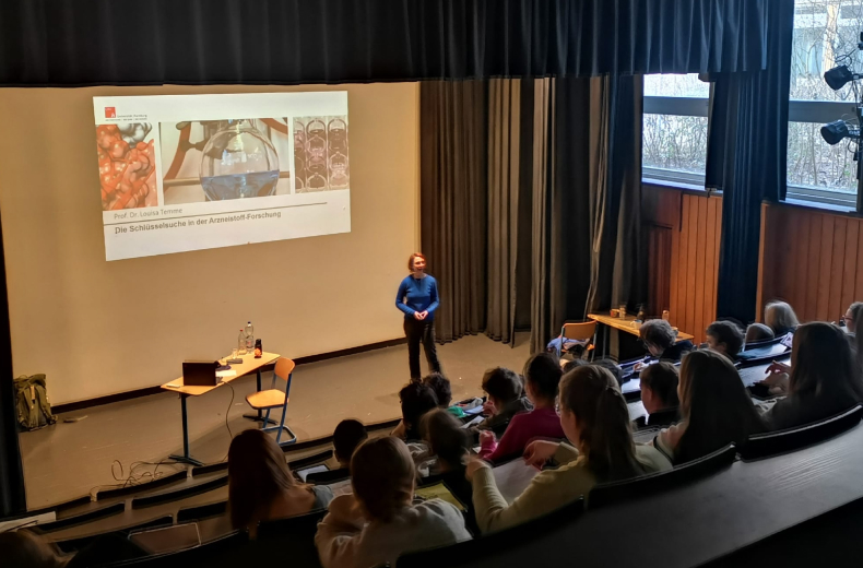 Prof.Dr. Temme hält einen Vortrag