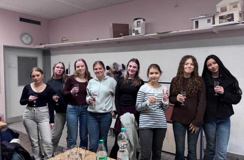 Schülerinnen stoßen auf ihren Einzug ins Finale an