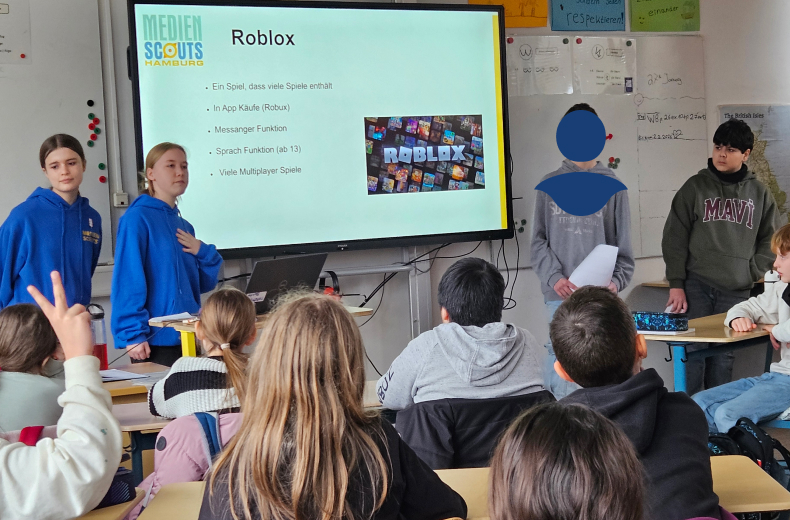 Medienscouts sprechen in der Klasse über Roblox