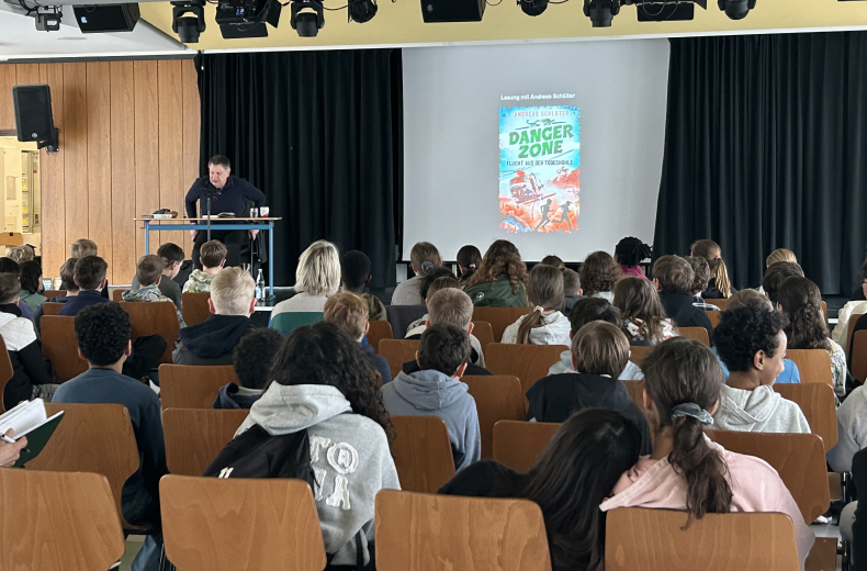 Andreas Schlüter hält eine Lesung für die 5.Klassen