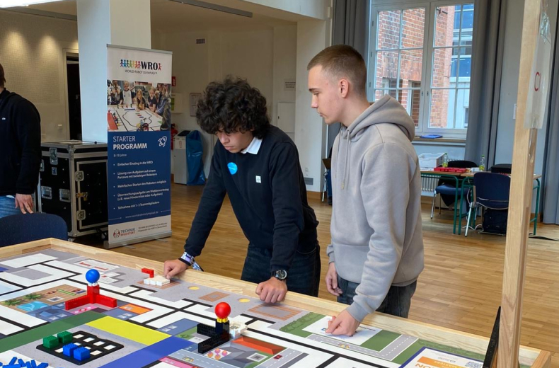 Schüler beim WRO Entscheid