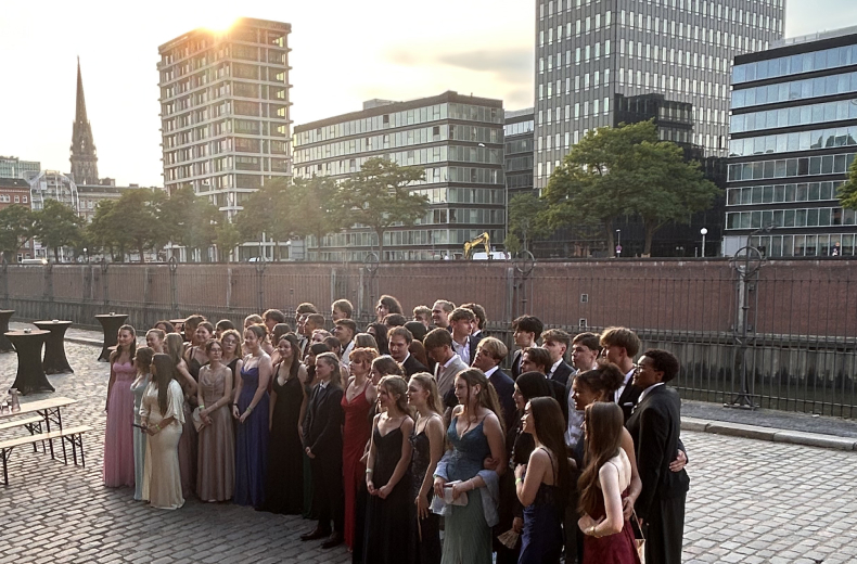 Abiturienten beim Gruppenfoto des Abiballs