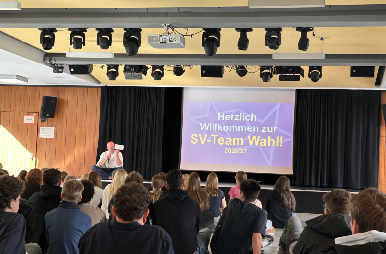 Herr leifels moderiert die Vorstellung des SV-Teams