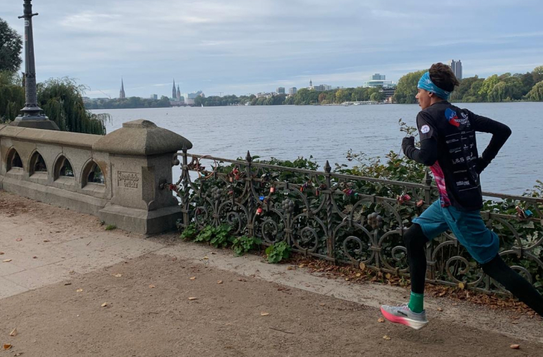 Schüler läuft an der Alster entlang
