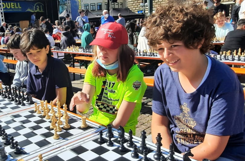 Schüler:inne spielen Schach