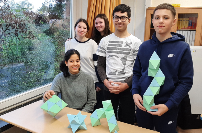 Schüler:innen mit Skulptur
