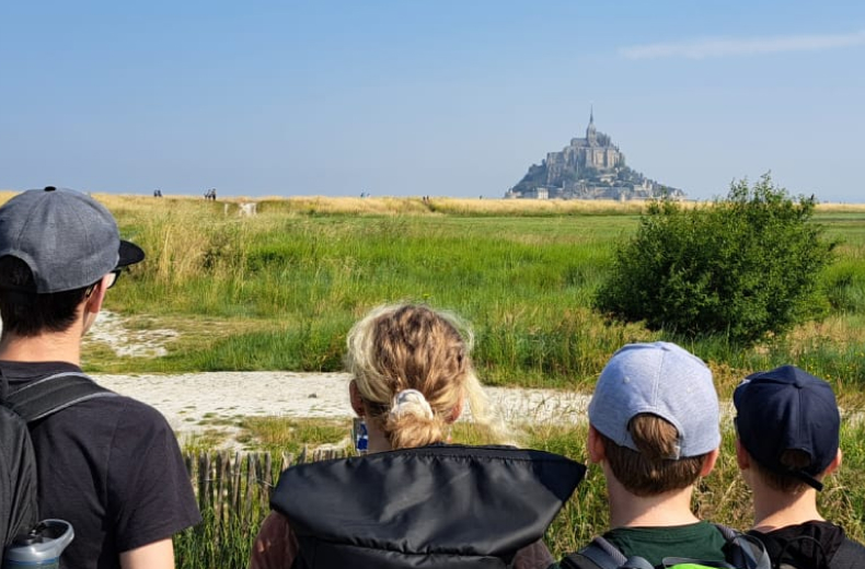 Schüler:innen schauen auf den Mont Saint Michel