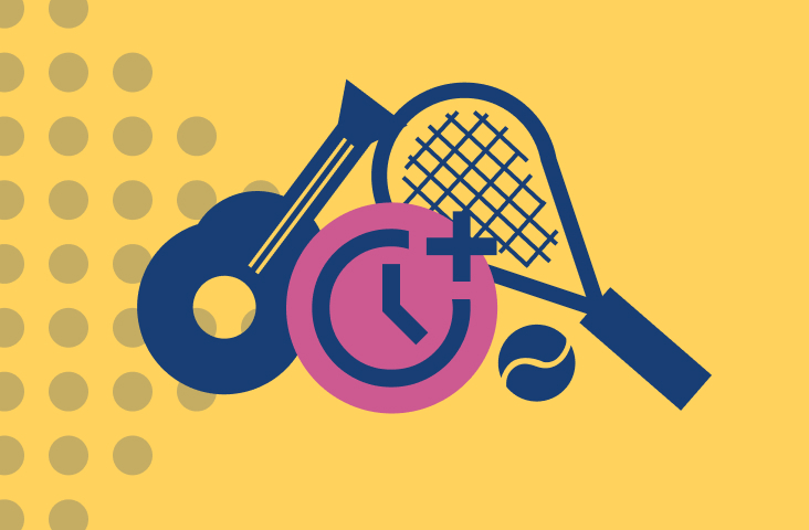 Eine Gitarre, ein Tennisschläger und ein Tennisball mit einer Uhr in der Mitte die 16:00 Uhr anzeigt. Alles auf einem gelben Hintergrund